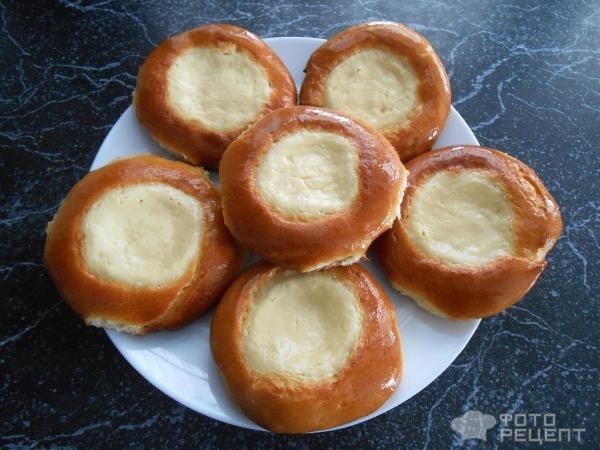Рецепт: Классические ватрушки с творожной начинкой - На дрожжевом тесте Рецепт: Классические ватрушки с творожной начинкой - На дрожжевом тесте