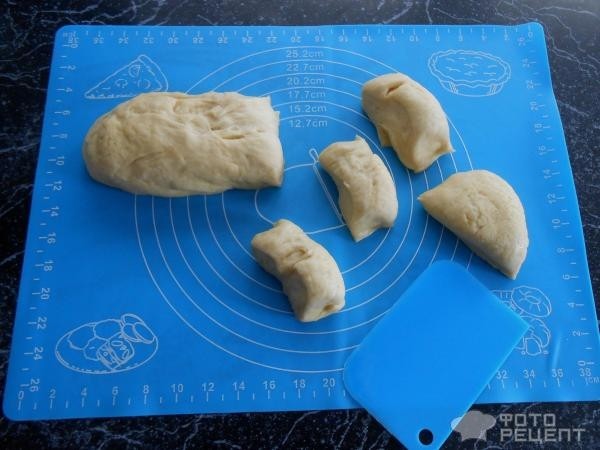 Рецепт: Классические ватрушки с творожной начинкой - На дрожжевом тесте Рецепт: Классические ватрушки с творожной начинкой - На дрожжевом тесте