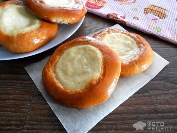 Рецепт: Классические ватрушки с творожной начинкой - На дрожжевом тесте Рецепт: Классические ватрушки с творожной начинкой - На дрожжевом тесте