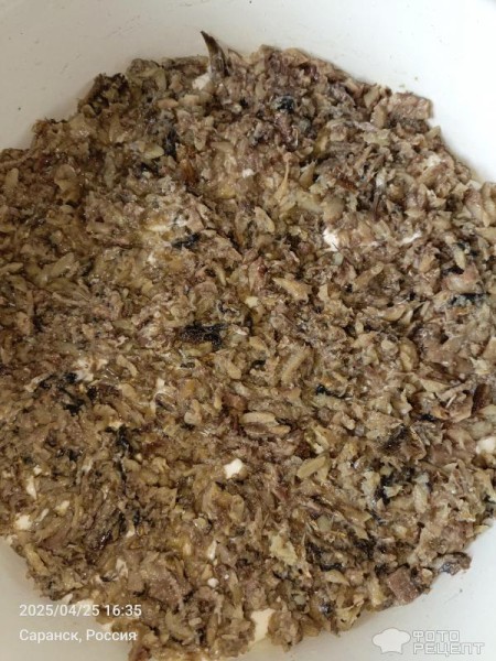 Рецепт: Салат "Слоеный с маринованными огурцами и шпротами" - С луково-морковной поджаркой Рецепт: Салат "Слоеный с маринованными огурцами и шпротами" - С луково-морковной поджаркой