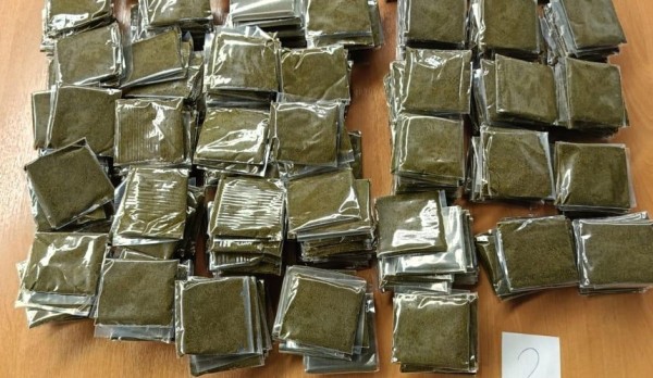 У пассажира в аэропорту Сочи нашли 400 пакетов насвая У пассажира в аэропорту Сочи нашли 400 пакетов насвая