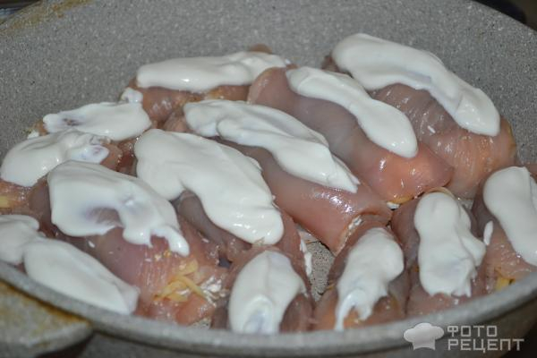 Рецепт: Рулетики из куриного филе - С сыром, творогом, пряностями и сметаной Рецепт: Рулетики из куриного филе - С сыром, творогом, пряностями и сметаной