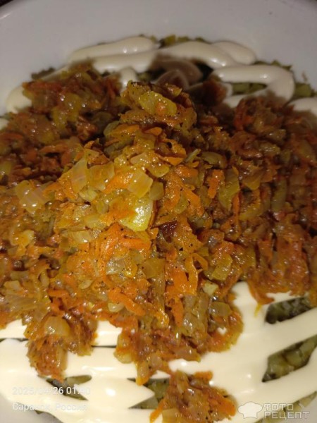 Рецепт: Салат "Слоеный с маринованными огурцами и шпротами" - С луково-морковной поджаркой Рецепт: Салат "Слоеный с маринованными огурцами и шпротами" - С луково-морковной поджаркой