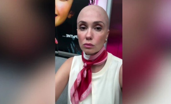 Агата Муцениеце испугала поклонников лысой головой Агата Муцениеце испугала поклонников лысой головой