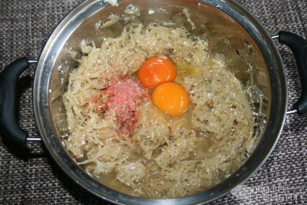 Рецепт: Капустные оладьи - под сливочно-грибным соусом Рецепт: Капустные оладьи - под сливочно-грибным соусом