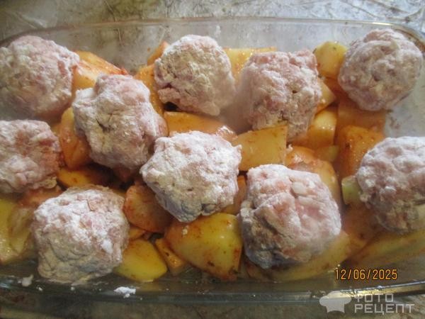 Рецепт: Картофель с фрикадельками в духовке - под соусом Рецепт: Картофель с фрикадельками в духовке - под соусом