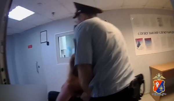 В Кольцово пьяные туристы решили со штурмом попасть на рейс в Сочи В Кольцово пьяные туристы решили со штурмом попасть на рейс в Сочи