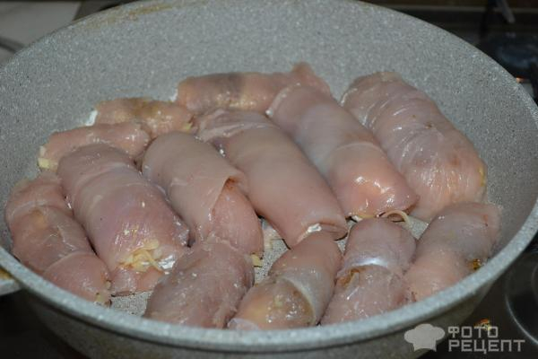 Рецепт: Рулетики из куриного филе - С сыром, творогом, пряностями и сметаной Рецепт: Рулетики из куриного филе - С сыром, творогом, пряностями и сметаной