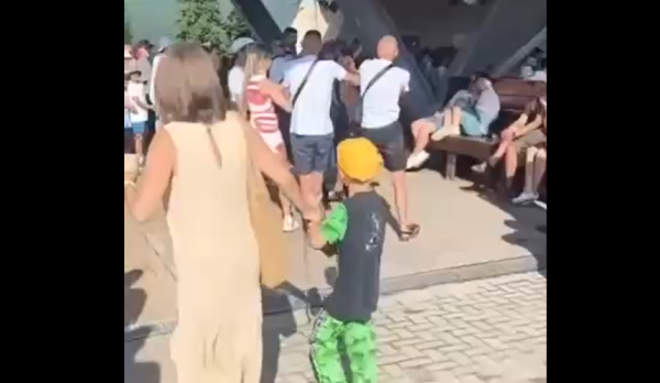 В Сочи задержали туристов после драки на канатке за 100 рублей В Сочи задержали туристов после драки на канатке за 100 рублей