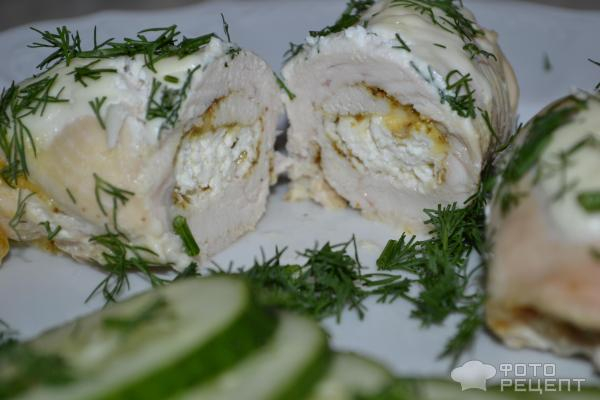 Рецепт: Рулетики из куриного филе - С сыром, творогом, пряностями и сметаной Рецепт: Рулетики из куриного филе - С сыром, творогом, пряностями и сметаной