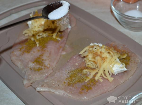 Рецепт: Рулетики из куриного филе - С сыром, творогом, пряностями и сметаной Рецепт: Рулетики из куриного филе - С сыром, творогом, пряностями и сметаной