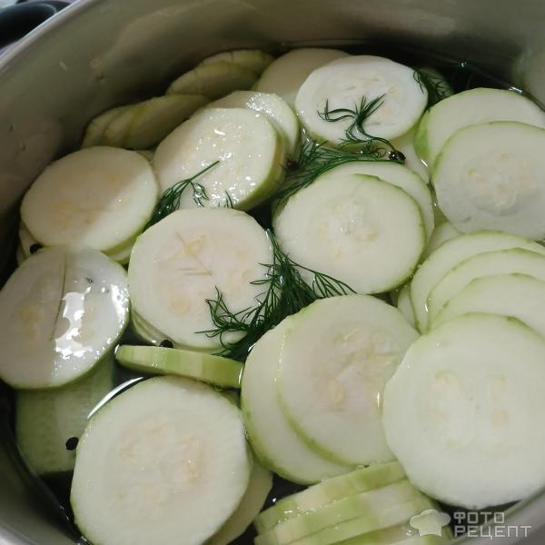 Рецепт: Малосольные огурчики с кабачками в горячем маринаде - Быстрый способ засолки малосольных огурцов горячим маринадом. С молодыми кабачками и чесноком. Рецепт: Малосольные огурчики с кабачками в горячем маринаде - Быстрый способ засолки малосольных огурцов горячим маринадом. С молодыми кабачками и чесноком.