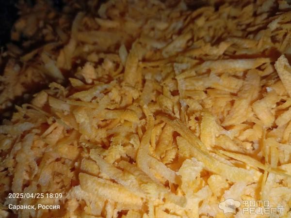 Рецепт: Салат "Слоеный с маринованными огурцами и шпротами" - С луково-морковной поджаркой Рецепт: Салат "Слоеный с маринованными огурцами и шпротами" - С луково-морковной поджаркой