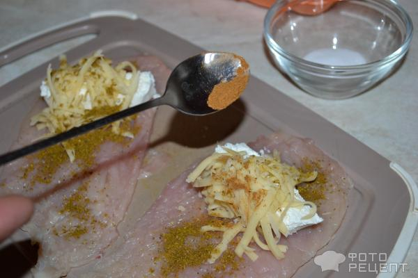 Рецепт: Рулетики из куриного филе - С сыром, творогом, пряностями и сметаной Рецепт: Рулетики из куриного филе - С сыром, творогом, пряностями и сметаной