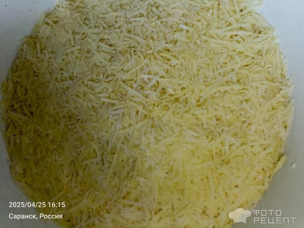 Рецепт: Салат "Слоеный с маринованными огурцами и шпротами" - С луково-морковной поджаркой Рецепт: Салат "Слоеный с маринованными огурцами и шпротами" - С луково-морковной поджаркой