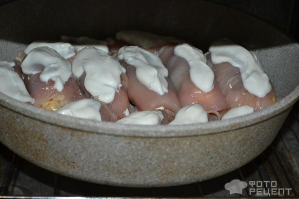 Рецепт: Рулетики из куриного филе - С сыром, творогом, пряностями и сметаной Рецепт: Рулетики из куриного филе - С сыром, творогом, пряностями и сметаной