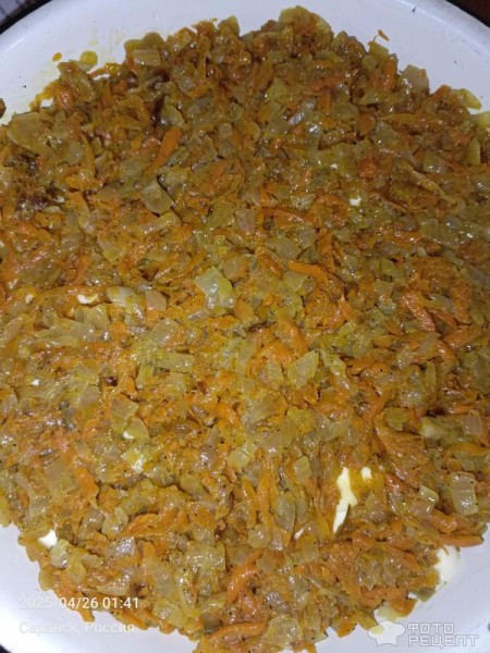 Рецепт: Салат "Слоеный с маринованными огурцами и шпротами" - С луково-морковной поджаркой Рецепт: Салат "Слоеный с маринованными огурцами и шпротами" - С луково-морковной поджаркой