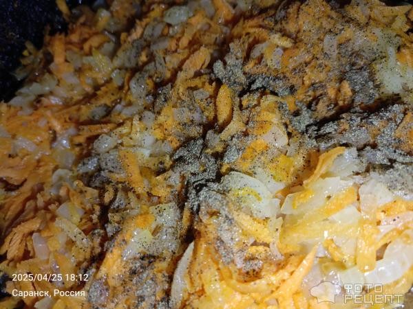 Рецепт: Салат "Слоеный с маринованными огурцами и шпротами" - С луково-морковной поджаркой Рецепт: Салат "Слоеный с маринованными огурцами и шпротами" - С луково-морковной поджаркой