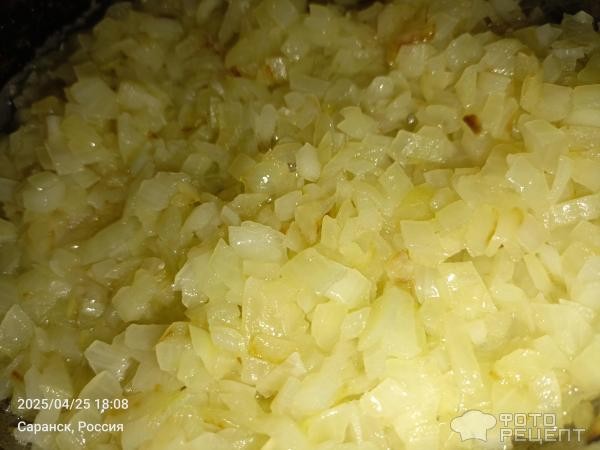 Рецепт: Салат "Слоеный с маринованными огурцами и шпротами" - С луково-морковной поджаркой Рецепт: Салат "Слоеный с маринованными огурцами и шпротами" - С луково-морковной поджаркой