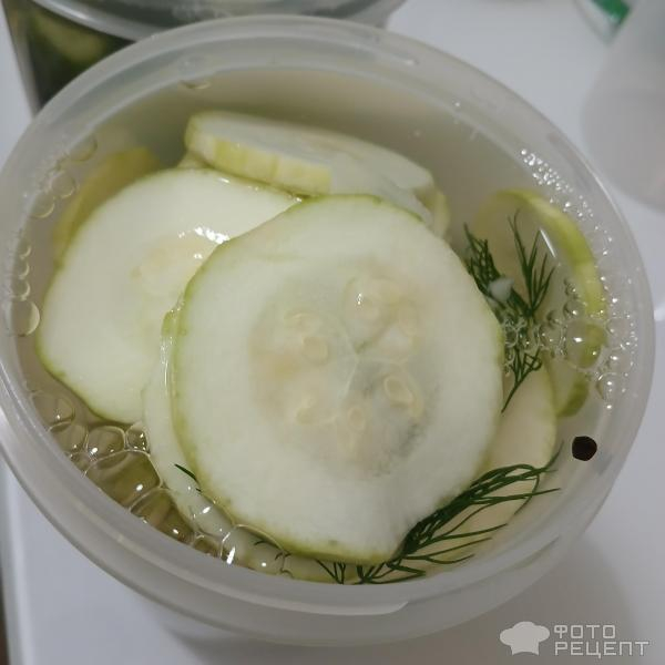 Рецепт: Малосольные огурчики с кабачками в горячем маринаде - Быстрый способ засолки малосольных огурцов горячим маринадом. С молодыми кабачками и чесноком. Рецепт: Малосольные огурчики с кабачками в горячем маринаде - Быстрый способ засолки малосольных огурцов горячим маринадом. С молодыми кабачками и чесноком.