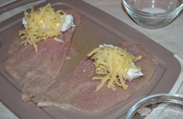 Рецепт: Рулетики из куриного филе - С сыром, творогом, пряностями и сметаной Рецепт: Рулетики из куриного филе - С сыром, творогом, пряностями и сметаной
