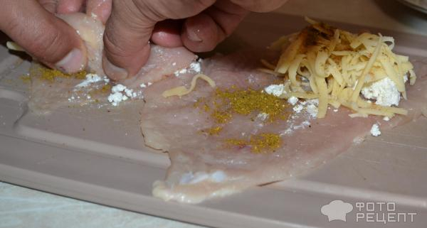 Рецепт: Рулетики из куриного филе - С сыром, творогом, пряностями и сметаной Рецепт: Рулетики из куриного филе - С сыром, творогом, пряностями и сметаной