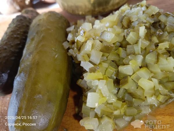 Рецепт: Салат "Слоеный с маринованными огурцами и шпротами" - С луково-морковной поджаркой Рецепт: Салат "Слоеный с маринованными огурцами и шпротами" - С луково-морковной поджаркой