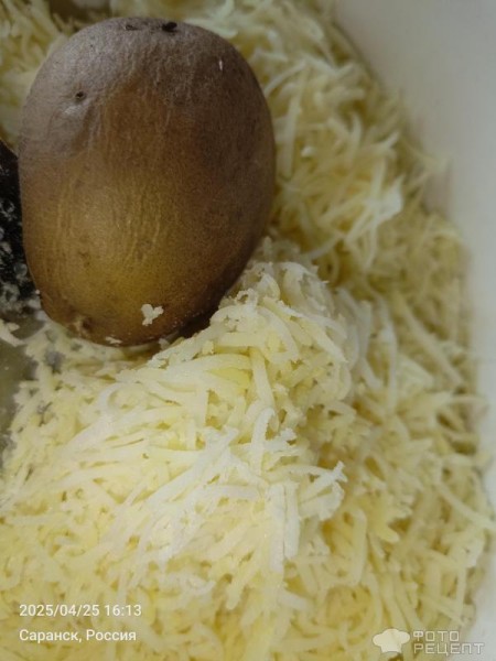 Рецепт: Салат "Слоеный с маринованными огурцами и шпротами" - С луково-морковной поджаркой Рецепт: Салат "Слоеный с маринованными огурцами и шпротами" - С луково-морковной поджаркой