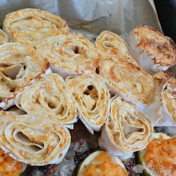 Рецепт: Горячие рулетики из лаваша с творожно-морковной начинкой - Запечённые в духовке с сыром сулугуни Рецепт: Горячие рулетики из лаваша с творожно-морковной начинкой - Запечённые в духовке с сыром сулугуни