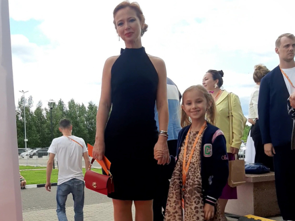 Актриса Елена Захарова рассказала об особенностях ребенка, которого скрывала семь лет