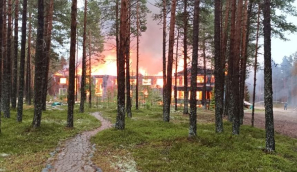 В Поморье сгорел загородный отель, некогда внесенный Forbes в десятку лучших в России В Поморье сгорел загородный отель, некогда внесенный Forbes в десятку лучших в России