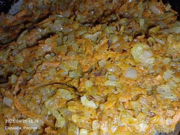 Рецепт: Салат "Слоеный с маринованными огурцами и шпротами" - С луково-морковной поджаркой Рецепт: Салат "Слоеный с маринованными огурцами и шпротами" - С луково-морковной поджаркой
