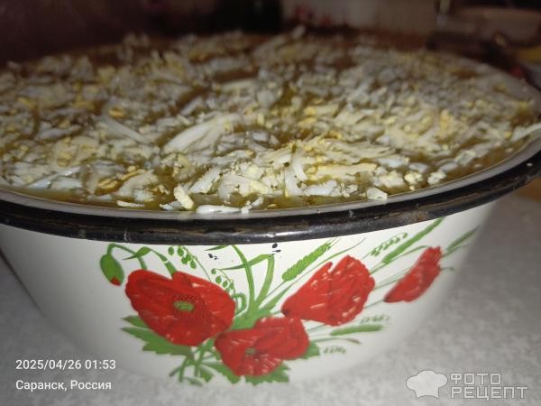 Рецепт: Салат "Слоеный с маринованными огурцами и шпротами" - С луково-морковной поджаркой Рецепт: Салат "Слоеный с маринованными огурцами и шпротами" - С луково-морковной поджаркой