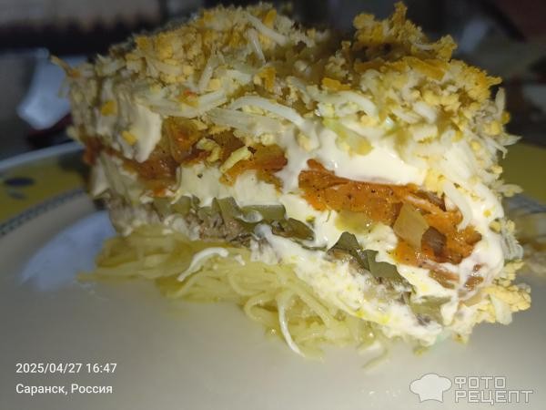 Рецепт: Салат "Слоеный с маринованными огурцами и шпротами" - С луково-морковной поджаркой Рецепт: Салат "Слоеный с маринованными огурцами и шпротами" - С луково-морковной поджаркой
