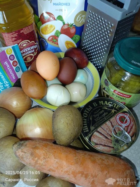 Рецепт: Салат "Слоеный с маринованными огурцами и шпротами" - С луково-морковной поджаркой Рецепт: Салат "Слоеный с маринованными огурцами и шпротами" - С луково-морковной поджаркой