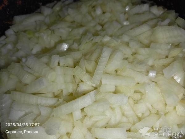 Рецепт: Салат "Слоеный с маринованными огурцами и шпротами" - С луково-морковной поджаркой Рецепт: Салат "Слоеный с маринованными огурцами и шпротами" - С луково-морковной поджаркой