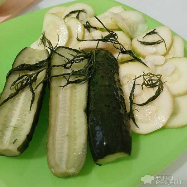 Рецепт: Малосольные огурчики с кабачками в горячем маринаде - Быстрый способ засолки малосольных огурцов горячим маринадом. С молодыми кабачками и чесноком. Рецепт: Малосольные огурчики с кабачками в горячем маринаде - Быстрый способ засолки малосольных огурцов горячим маринадом. С молодыми кабачками и чесноком.