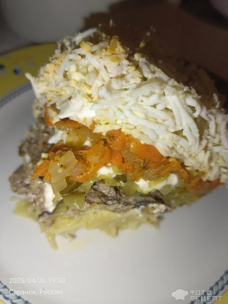 Рецепт: Салат "Слоеный с маринованными огурцами и шпротами" - С луково-морковной поджаркой Рецепт: Салат "Слоеный с маринованными огурцами и шпротами" - С луково-морковной поджаркой