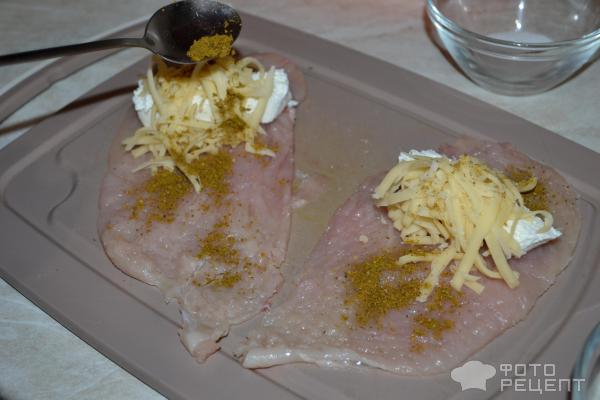 Рецепт: Рулетики из куриного филе - С сыром, творогом, пряностями и сметаной Рецепт: Рулетики из куриного филе - С сыром, творогом, пряностями и сметаной