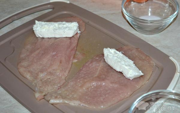 Рецепт: Рулетики из куриного филе - С сыром, творогом, пряностями и сметаной Рецепт: Рулетики из куриного филе - С сыром, творогом, пряностями и сметаной