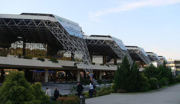 В Сочи на фоне общего авиаколлапса задерживаются три десятка рейсов  В Сочи на фоне общего авиаколлапса задерживаются три десятка рейсов