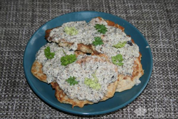 Рецепт: Капустные оладьи - под сливочно-грибным соусом Рецепт: Капустные оладьи - под сливочно-грибным соусом