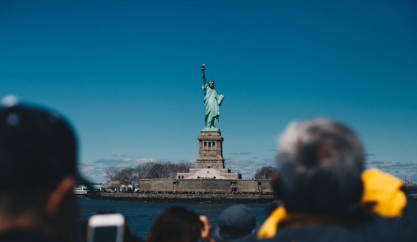 Туристическая виза в США подорожает сразу на 250 долларов Туристическая виза в США подорожает сразу на 250 долларов