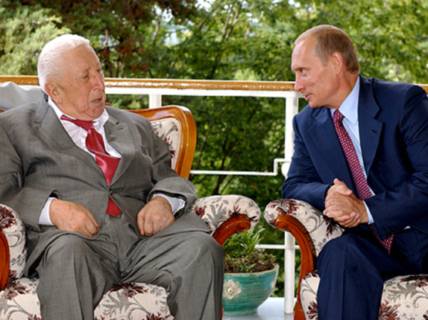 Днем языков народов России хотят назначить день рождения поэта Расула Гамзатова