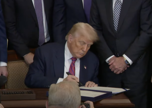 Дональд Трамп подписывает законопроект о стаблекоине в законе Дональд Трамп подписывает законопроект о стаблекоине в законе
