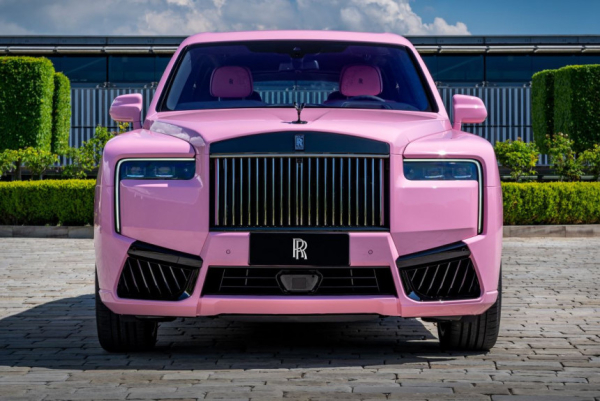 Rolls-Royce представил три красочные спецверсии для Китая Rolls-Royce представил три красочные спецверсии для Китая