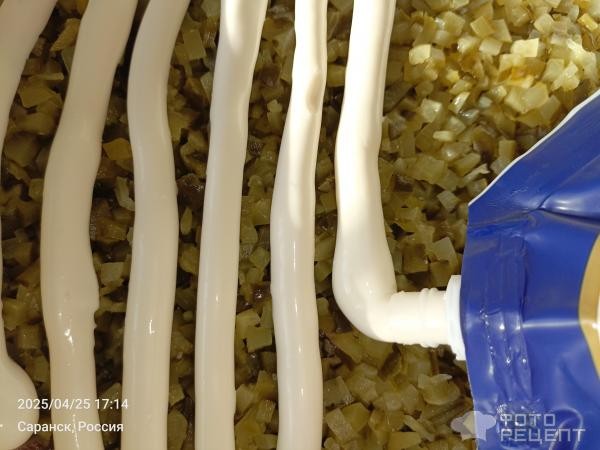 Рецепт: Салат "Слоеный с маринованными огурцами и шпротами" - С луково-морковной поджаркой Рецепт: Салат "Слоеный с маринованными огурцами и шпротами" - С луково-морковной поджаркой