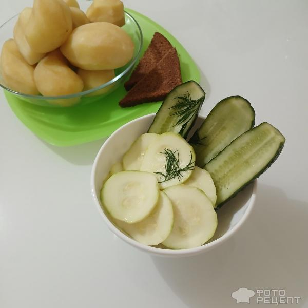 Рецепт: Малосольные огурчики с кабачками в горячем маринаде - Быстрый способ засолки малосольных огурцов горячим маринадом. С молодыми кабачками и чесноком. Рецепт: Малосольные огурчики с кабачками в горячем маринаде - Быстрый способ засолки малосольных огурцов горячим маринадом. С молодыми кабачками и чесноком.