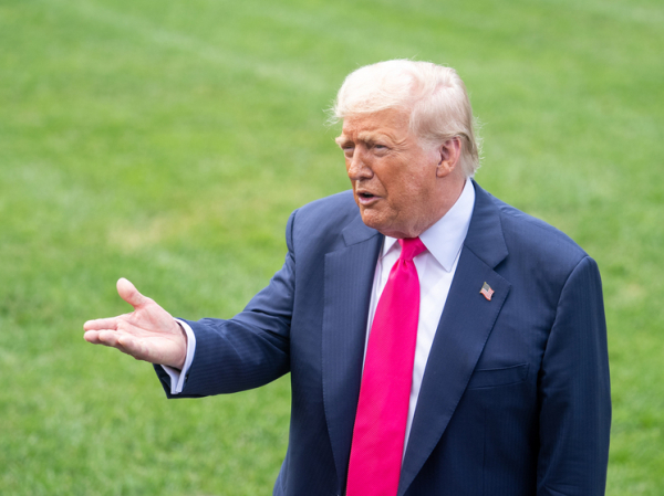 Кадры сексуального преступника на свадьбе Трампа пролили новый свет на «дело Эпштейна»