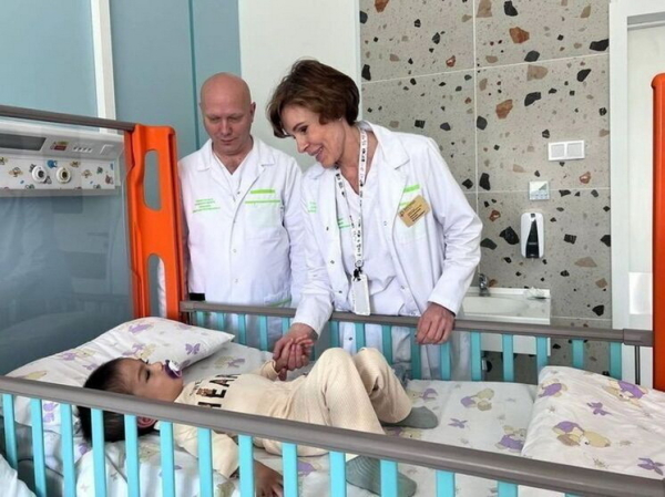 Мальчика, брошенного наркоманом на пол в аэропорту, готовят к выписке
